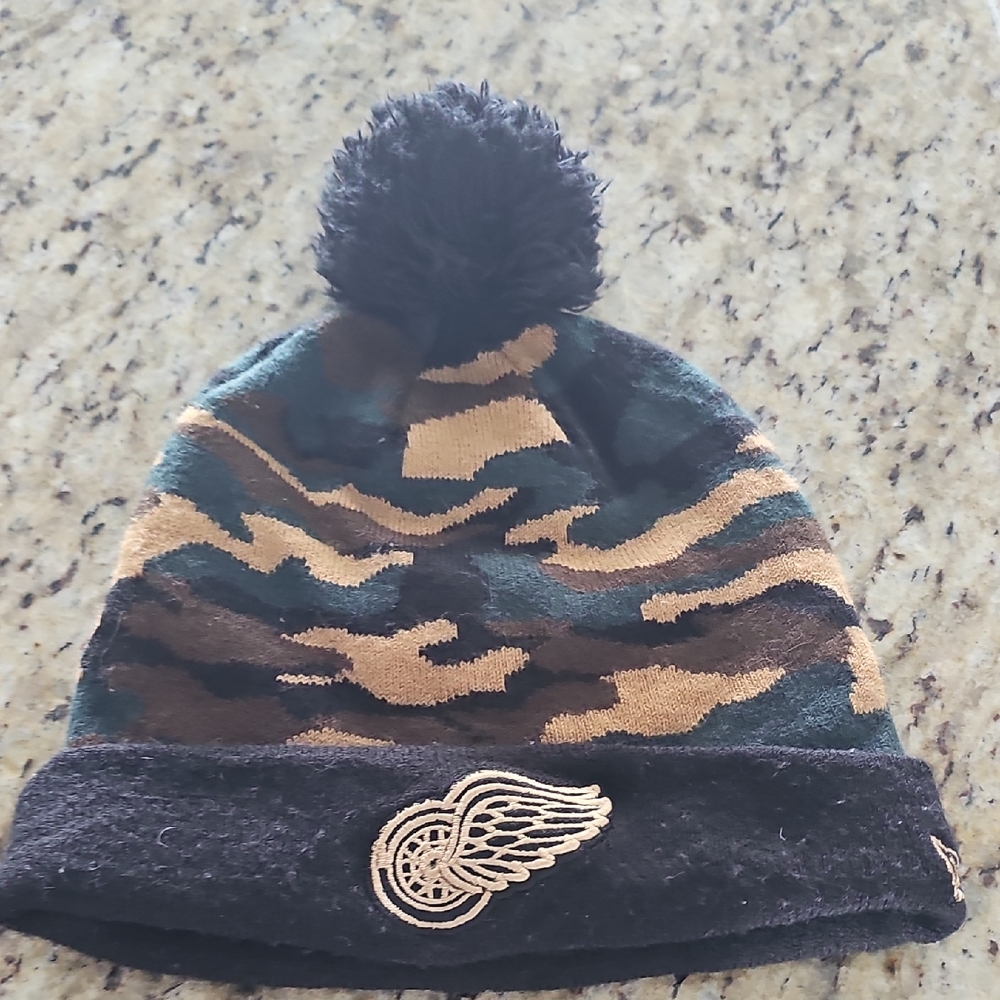 Detroit RED wings Camo  NhL New Era Black Beanie with Pom Pom